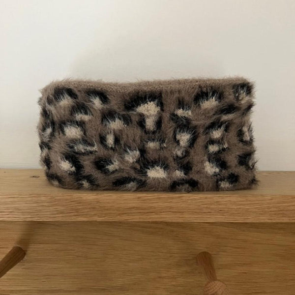 The Amie Leopard Print Head Warmer Mocha will keep you cosy, warm and looking fabulous in this leopard print