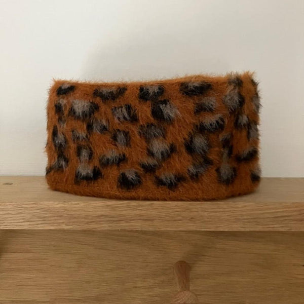 The Amie Leopard Print Head Warmer Rust will keep you cosy, warm and looking fabulous in this leopard print pattern
