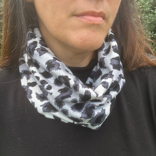 The Abella Snood Leopard Print Grey is the perfect bold on trend print to add to your outfit to keep you cosy and warm when you are on the go