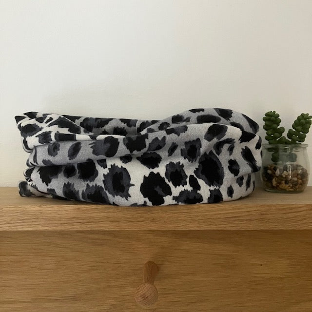 The Abella Snood Leopard Print Grey is the perfect bold on trend print to add to your outfit to keep you cosy and warm when you are on the go