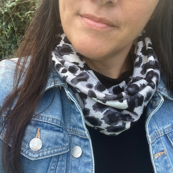 The Abella Snood Leopard Print Grey is the perfect bold on trend print to add to your outfit to keep you cosy and warm when you are on the go