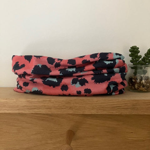 The Abella Snood Leopard Print Pink is the perfect bold on trend print to add to your outfit to keep you cosy and warm when you are on the go