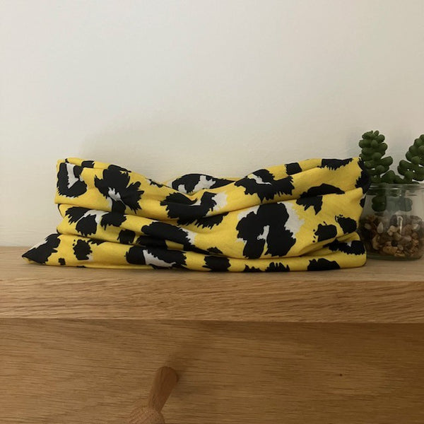 The Abella Snood Leopard Print Yellow is the perfect bold on trend print to add to your outfit to keep you cosy and warm when you are on the go