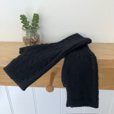 The Agnes Knitted Wrist Warmer Gloves Black are a super stylish and cosy accessory if you want all your fingers free, but still have lovely warm hands