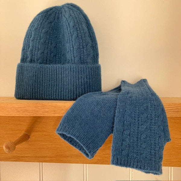 The Agnes Hat & Fingerless Gloves Denim are the ideal cosy set for school runs, winter walks and shopping trips.
