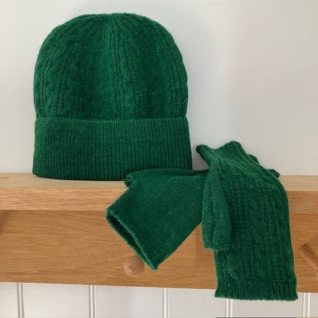 The Agnes Hat & Fingerless Gloves Forest Green are the ideal cosy set for school runs, winter walks and shopping trips.