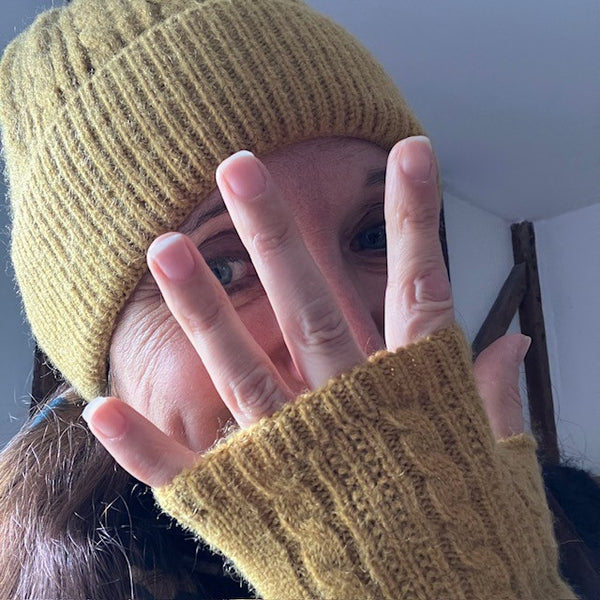 The Agnes Hat & Fingerless Gloves Mustard is a fabulously soft and cosy set ideal for cold weather