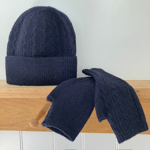 The Agnes Hat & Fingerless Gloves Navy are the ideal cosy set for school runs, winter walks and shopping trips.