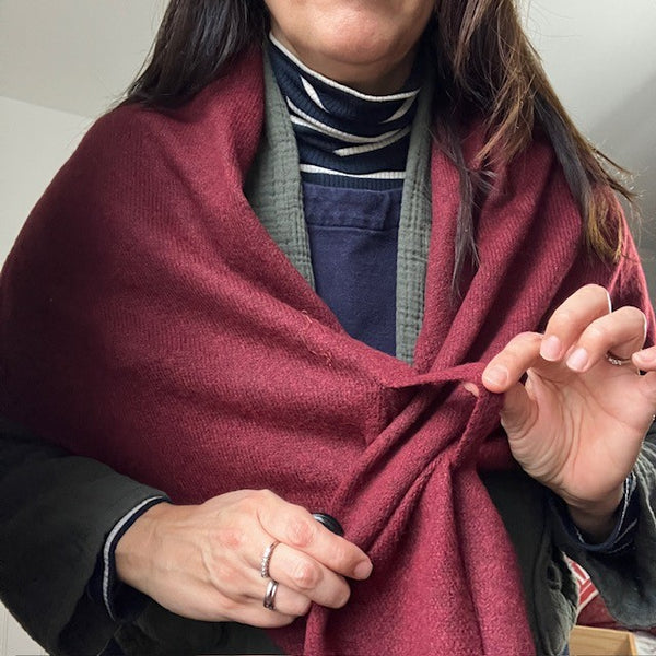 The Aida Scarf Mulberry can sit over your shoulders like a cape and is held using the useful loop feature