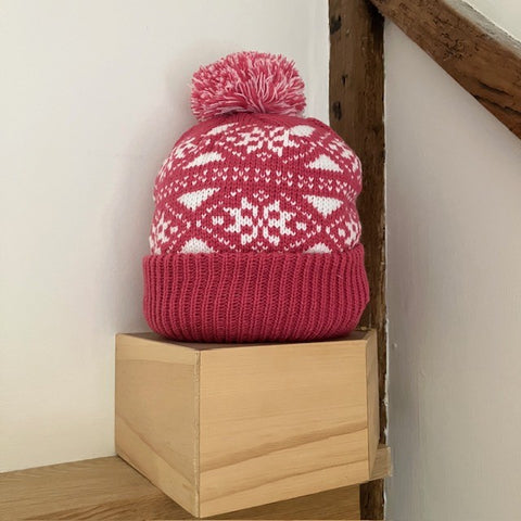 The Alva Hat Pink is a super warm and cosy, ideal for keeping kids warm in the cold weather