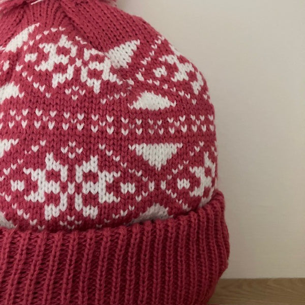 The Alva Hat Pink is a super warm and cosy, ideal for keeping kids warm in the cold weather