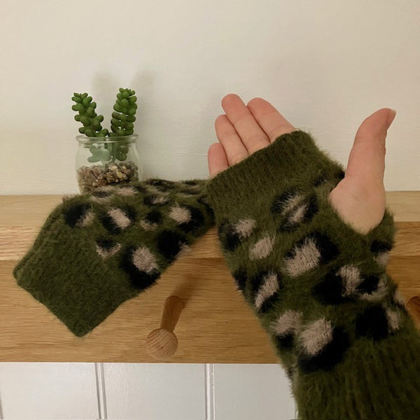 The Amie Leopard Print Wrist Warmer Gloves Khaki will keep you cosy, warm and looking fabulous in this leopard print pattern