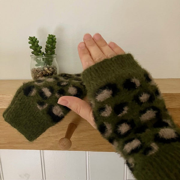 The Amie Leopard Print Wrist Warmer Gloves Khaki will keep you cosy, warm and looking fabulous in this leopard print pattern