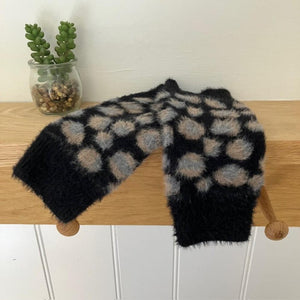 The Amie Leopard Print Wrist Warmer Gloves Black will keep you cosy, warm and looking fabulous