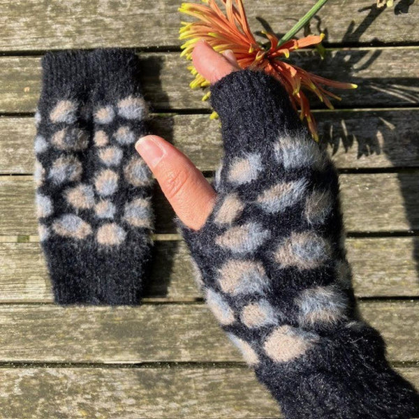 The Amie Leopard Print Wrist Warmer Gloves Black will keep you cosy, warm and looking fabulous