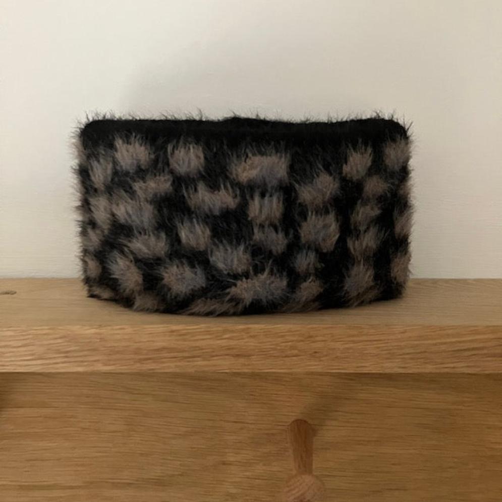 The Amie Leopard Print Head Warmer Black will keep you cosy, warm and looking fabulous in this leopard print pattern
