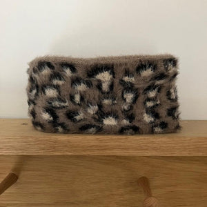 The Amie Leopard Print Head Warmer Mocha will keep you cosy, warm and looking fabulous in this leopard print 