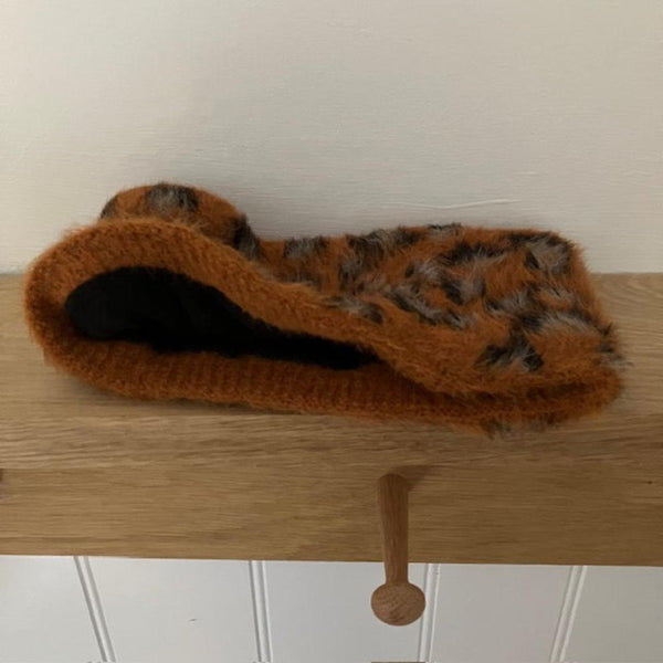 The Amie Leopard Print Head Warmer Rust will keep you cosy, warm and looking fabulous in this leopard print pattern