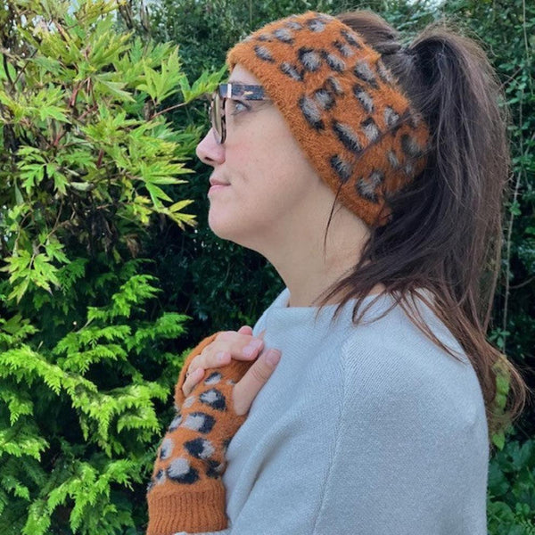 The Amie Leopard Print Head Warmer Rust will keep you cosy, warm and looking fabulous in this leopard print pattern