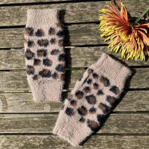 The Amie Leopard Print Wrist Warmer Gloves Mocha will keep you cosy, warm and looking fabulous