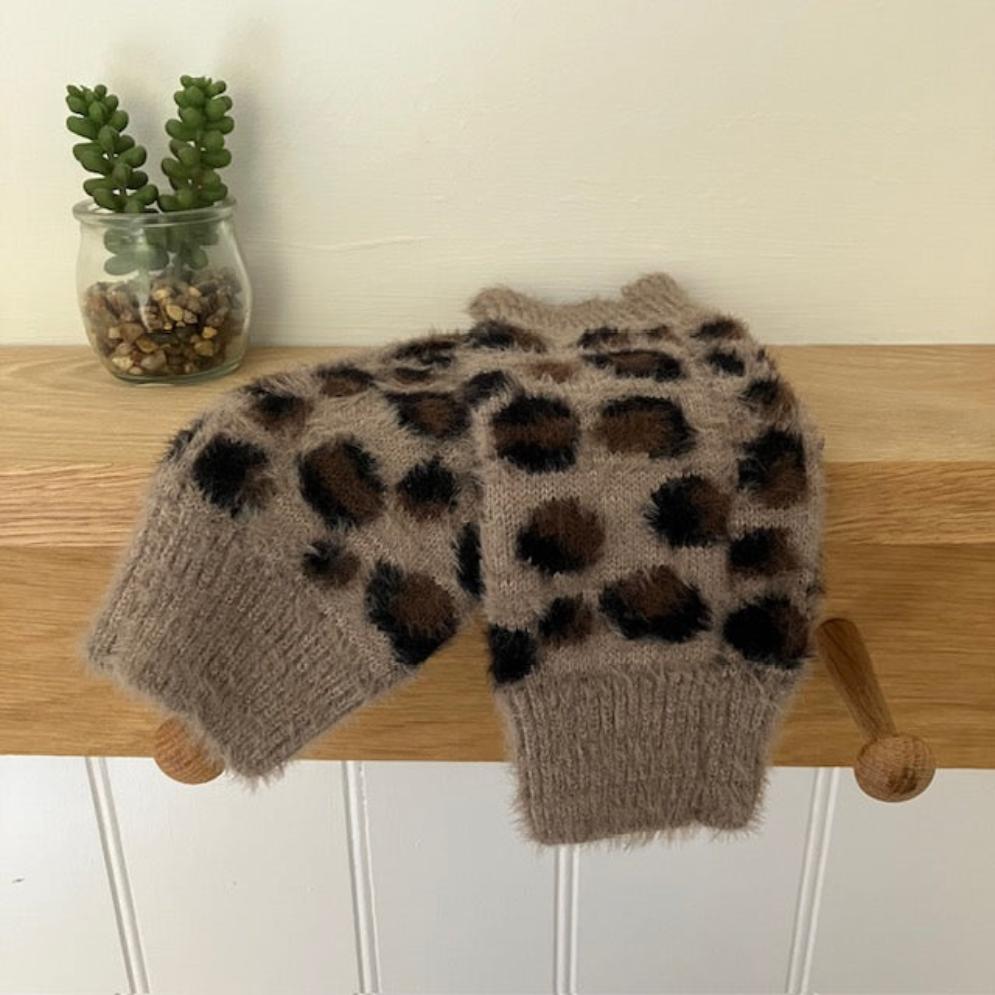 The Amie Leopard Print Wrist Warmer Gloves Mocha will keep you cosy, warm and looking fabulous