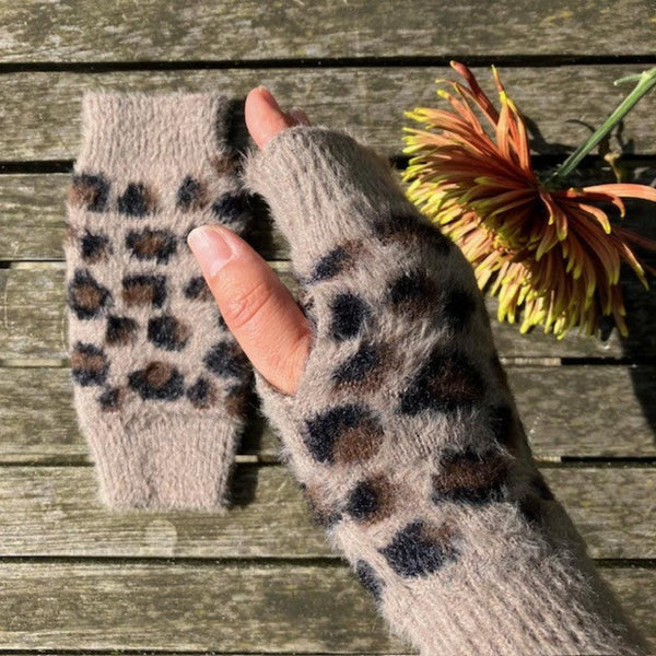 The Amie Leopard Print Wrist Warmer Gloves Mocha will keep you cosy, warm and looking fabulous