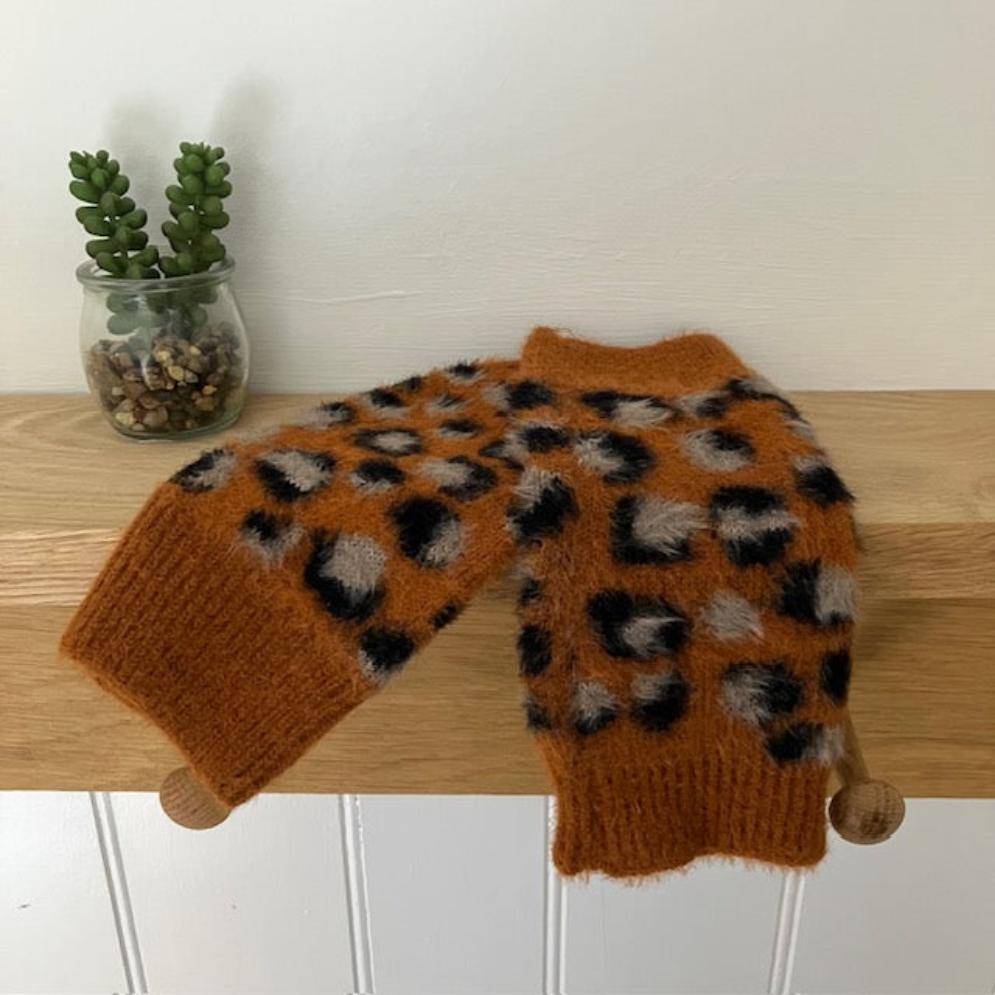 The Amie Leopard Print Wrist Warmer Gloves Rust will keep you cosy, warm and looking fabulous 