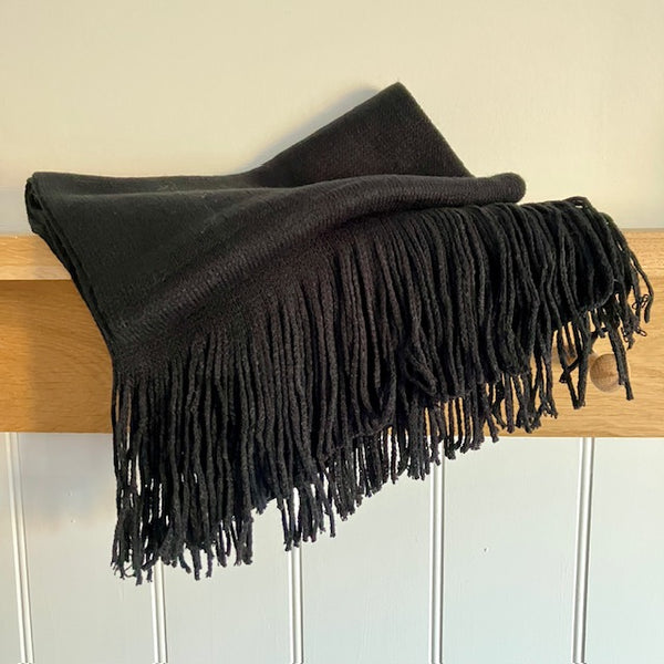 The Aren men's scarf is a super fine and really soft knit that keeps the neck cosy and warm