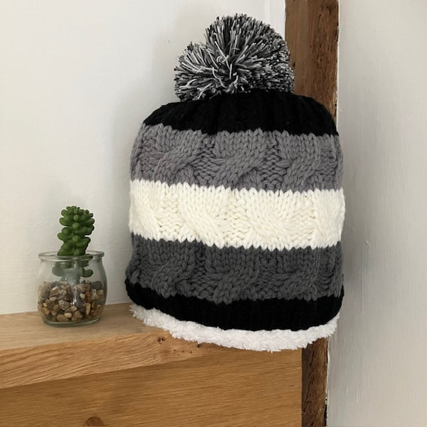 The Bailey Hat Black & Grey is a super warm and cosy insulated hat, ideal for cold weather