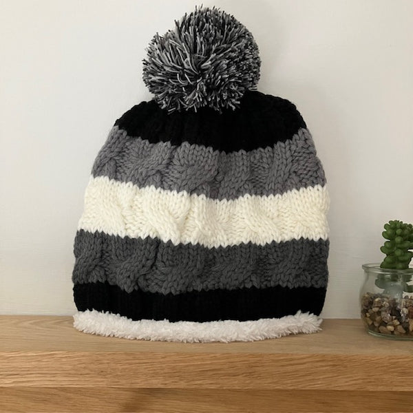 The Bailey Hat Black & Grey is a super warm and cosy insulated hat, ideal for cold weather