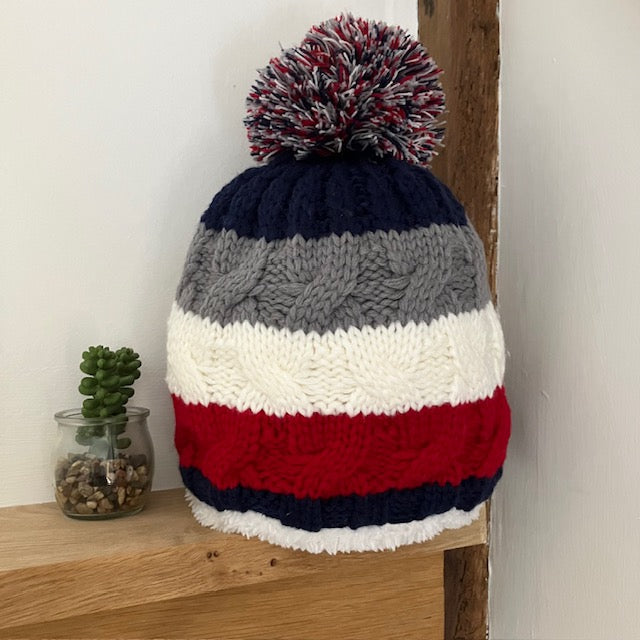 The Bailey Hat Navy & Red is a super warm and cosy insulated hat, ideal for cold weather