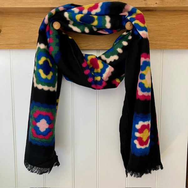 The Betsy Scarf is like a warm hug. With American fall vibes, extremely soft and cosy this fabulous crochet effect pattern will bring joy to your day