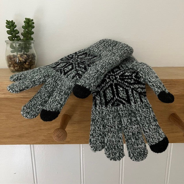 The Birger Unisex Gloves Grey & Black are a fabulous Scandinavian design that will keep your hands super warm and cosy