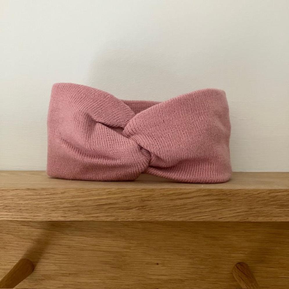 The Chloe Headband Pink is a fabulous on-trend and cosy hair accessory