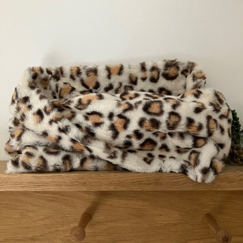 The Cita Snood Leopard Print Cream in this gorgeously soft faux fur is cosy & warm