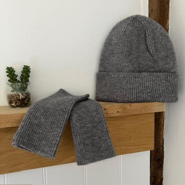 The Clover Hat & Fingerless Gloves Grey are the ideal set for when the weather turns cold