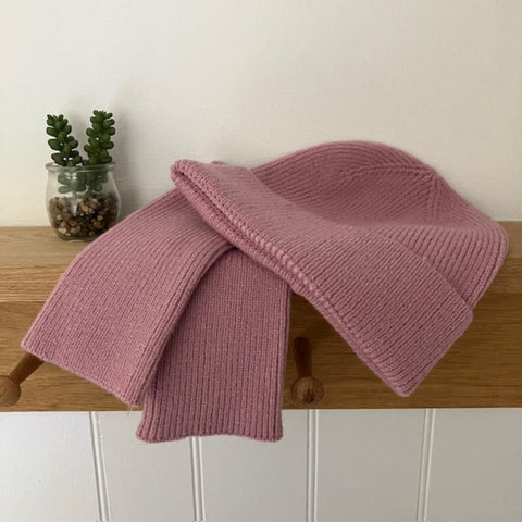 The Clover Hat & Fingerless Gloves Pink are the ideal set for when the weather turns cold