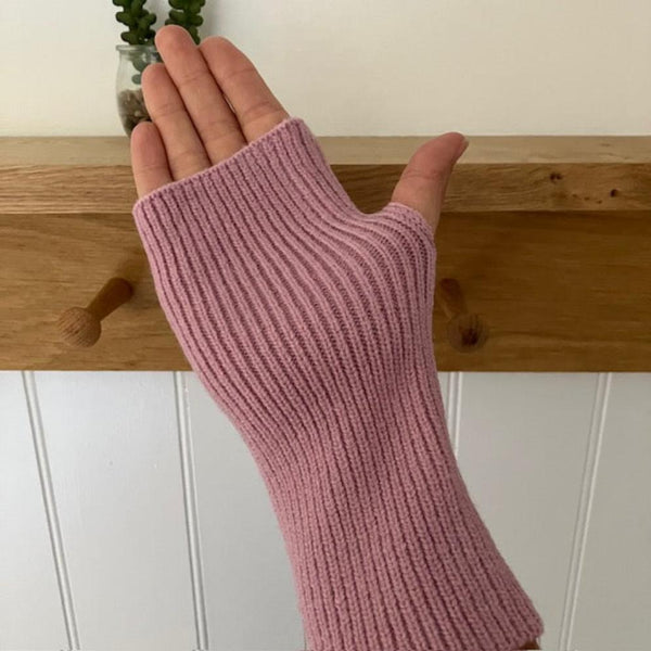 The Clover Hat & Fingerless Gloves Pink are the ideal set for when the weather turns cold