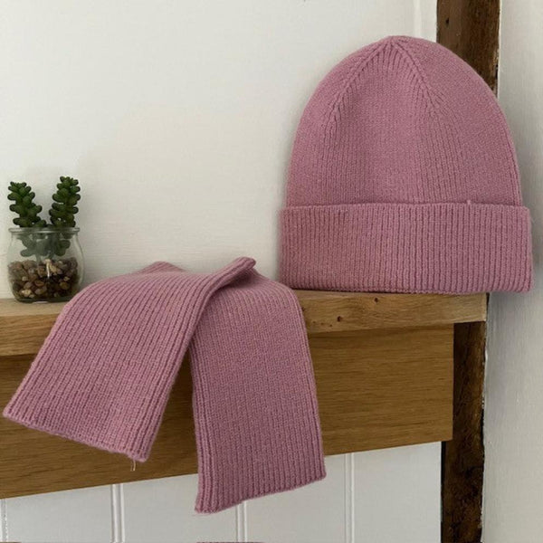 The Clover Hat & Fingerless Gloves Pink are the ideal set for when the weather turns cold