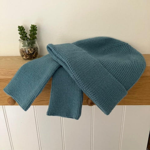 The Clover Hat & Fingerless Gloves Teal are the ideal set for when the weather turns cold