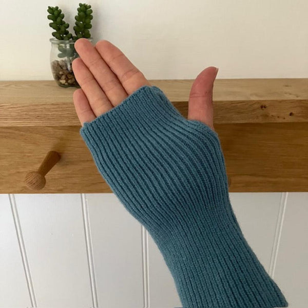 The Clover Hat & Fingerless Gloves Teal are the ideal set for when the weather turns cold