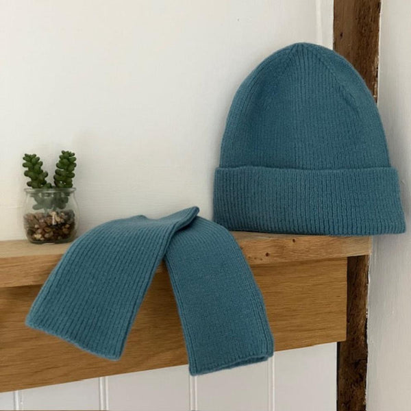 The Clover Hat & Fingerless Gloves Teal are the ideal set for when the weather turns cold