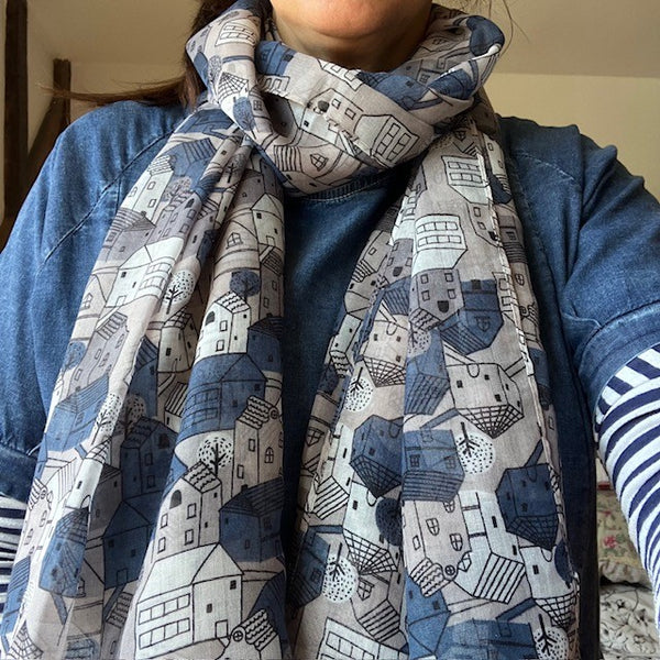 The Cosy Town scarf grey can be worn in so many different styles due to being a long rectangular scarf