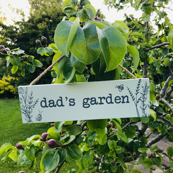 The Dad's Garden Sign is the ideal cosy and thoughtful gift for those green fingered folk