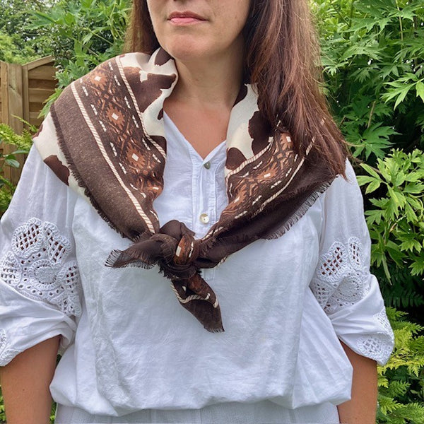 Striking scarf that can be worn so many ways