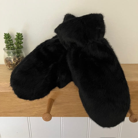 The Elsa Mittens Black are the ultimate luxurious cosy gift for someone who likes their hands super warm and toasty