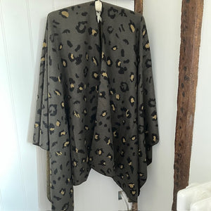 The Esme Cape Khaki in this absolutely stunning leopard print pattern is the ideal way to add glamour to any outfit