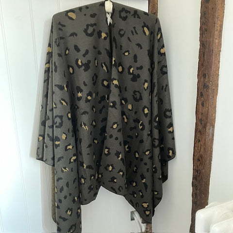 The Esme Cape Khaki in this absolutely stunning leopard print pattern is the ideal way to add glamour to any outfit