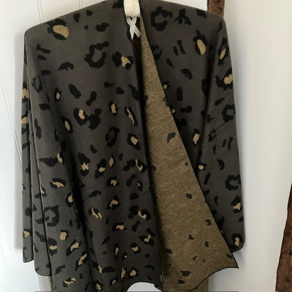 The Esme Cape Khaki in this absolutely stunning leopard print pattern is the ideal way to add glamour to any outfit