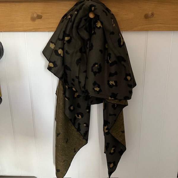 The Esme Cape Khaki in this absolutely stunning leopard print pattern is the ideal way to add glamour to any outfit